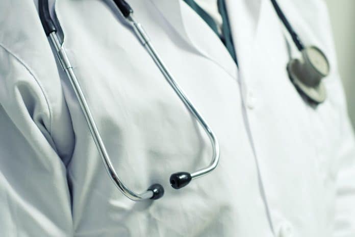 Une blousse blanche avec un stéthoscope.