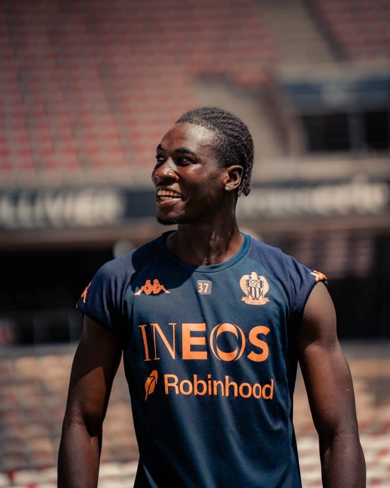 Un joueur de l'OGC Nice à l'entrainement en débardeur.