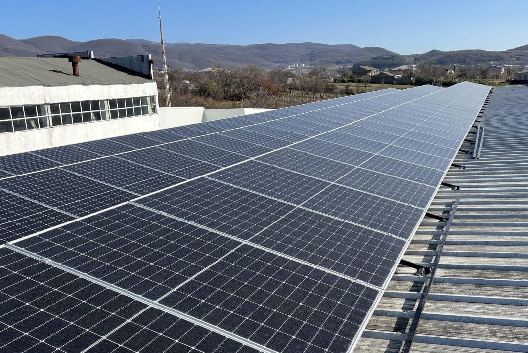 Des panneaux solaires sur un bâtiment dans un cadre campagnard