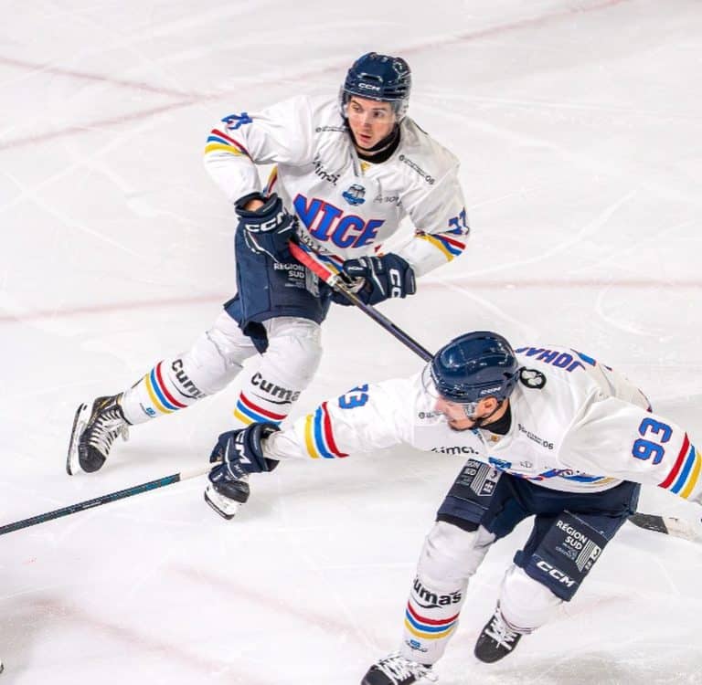 Les Aigles de Nice en blanc sur la glace essayent de récupérer le palet.