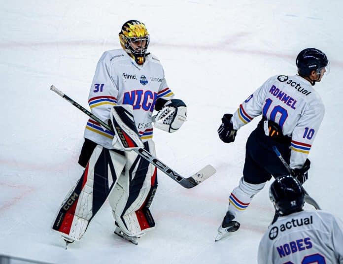Les Aigles de Nice sur la glace de Rouen en tenue blanche.