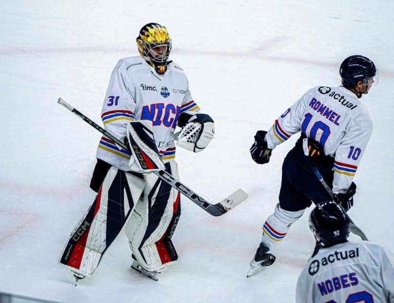 Les Aigles de Nice sur la glace de Rouen en tenue blanche.