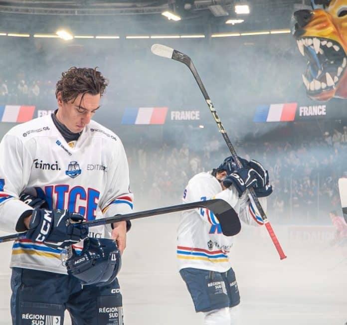 Les Aigles de Nice en blanc se prennent la tête entre leurs mains après une défaite.