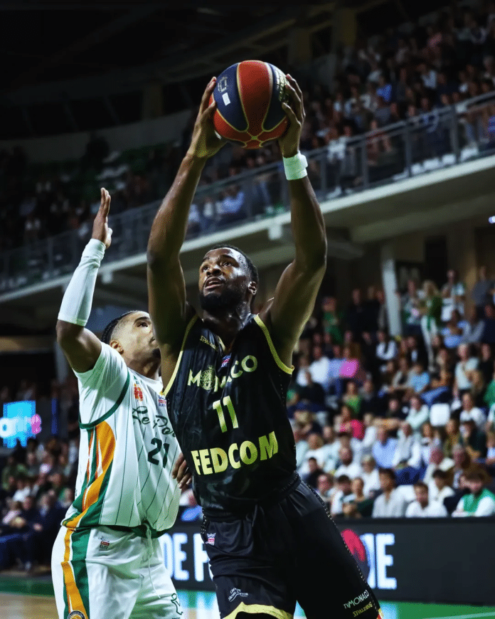 Alpha Diallo avec le ballon, sous le panier, lors du premier match de Betclic Élite, face au Portel, avec la Roca Team.