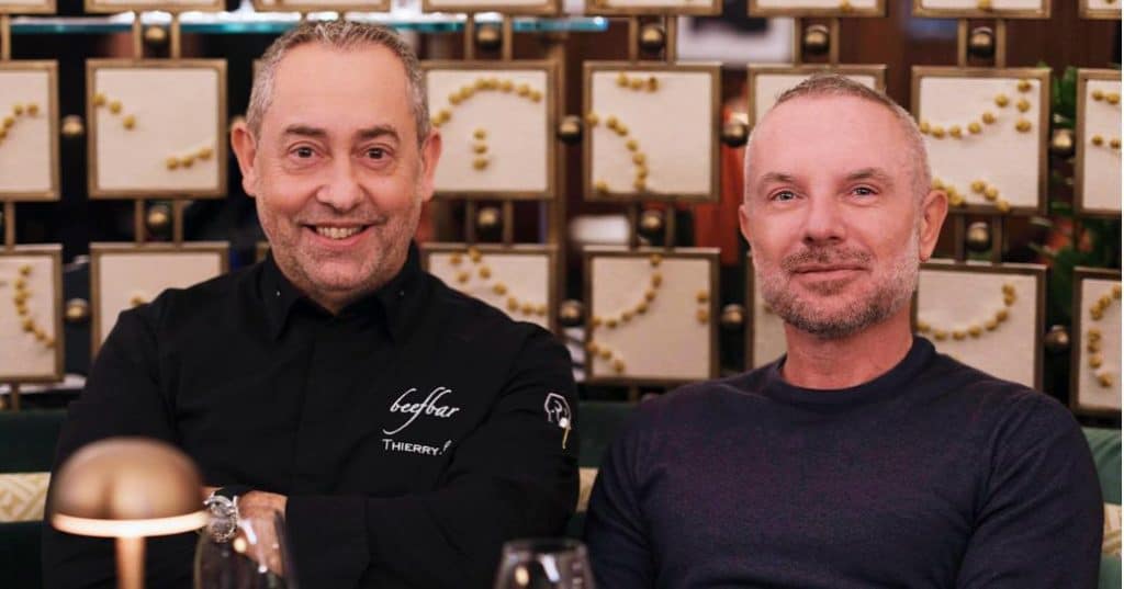 Les chefs du restaurant en tenue noir.