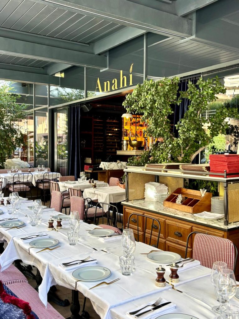 Le restaurant Anahi Monaco avec une décoration florale dans une ambiance champêtre.