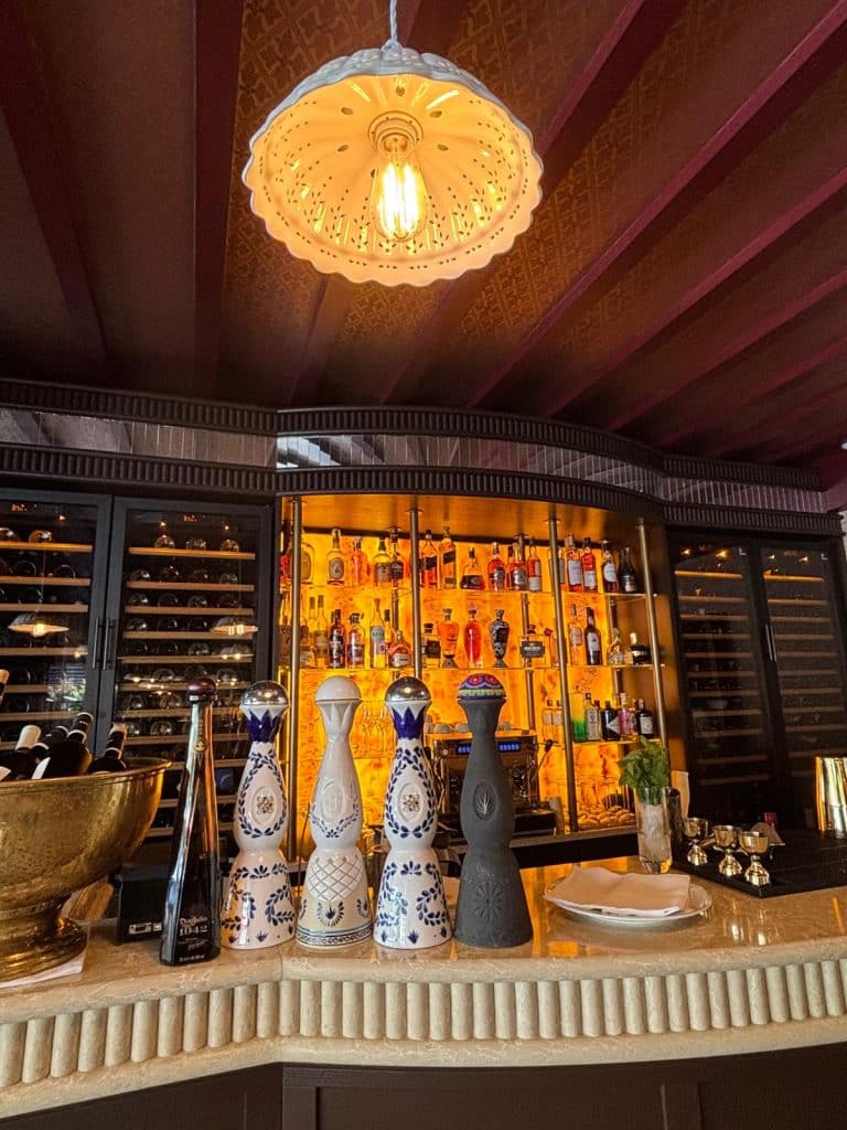 La décoration intérieur avec des moulins d'assaisonnement sur le comptoir.
