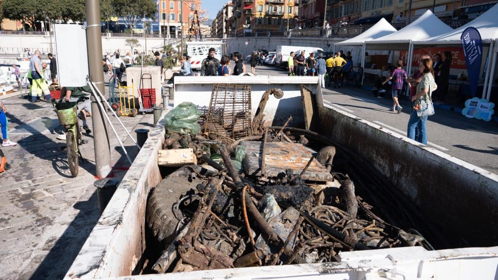 Des déchets dans une ben presque pleine.