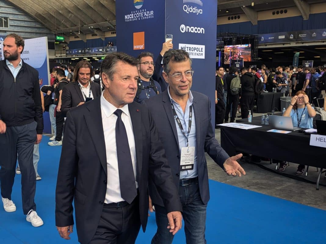 Bertrand Amar, co-organisateur de l'Evo France 2025 guidant Christian Estrosi à l'intérieur de l'EVO sur l'avenue principale, au Palais des Expositions à Nice