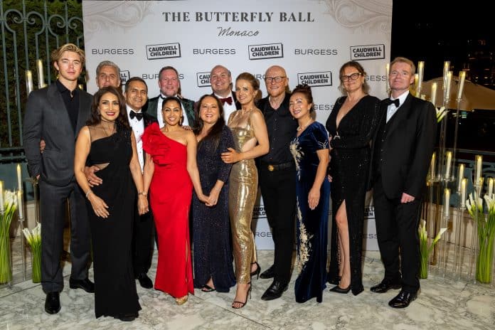 L'équipe de Caudwell Children en tenue de gala.