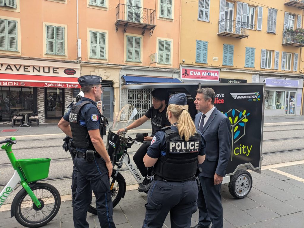 Christian Estrosi et la police municipale verbalisant un livreur à vélos électrique pour avoir roulé sur la voie du tramway entre Garibaldi et République à Nice