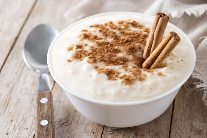 De la crème de riz avec un bâton de cannelle.