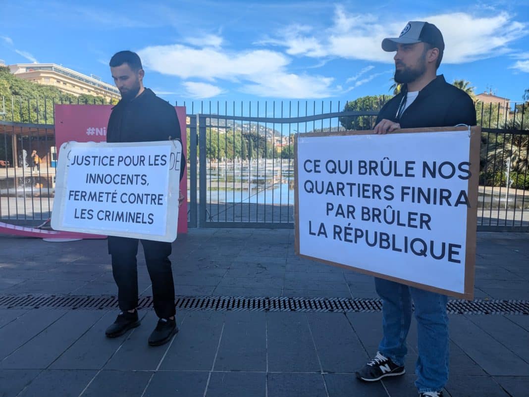 Des soutiens au rassemblement place Masséna à Nice en hommage aux victimes de la fusillade du quartier des Moulins le 3 octobre 2025. Les deux hommes tiennent une pancarte avec écrit 