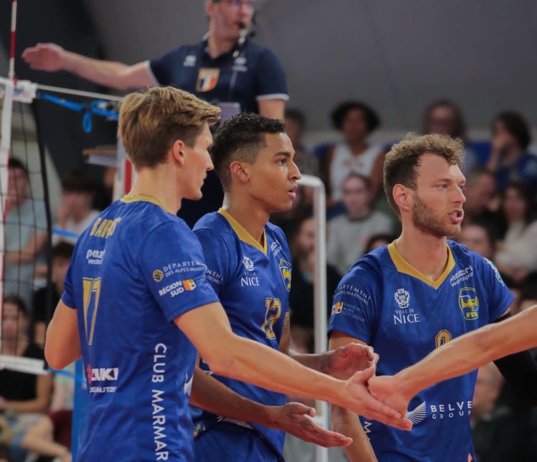 Les Eagles du Nice Volley Ball en vleu se rassemblent pour se congratuler après le match malgré la défaite.