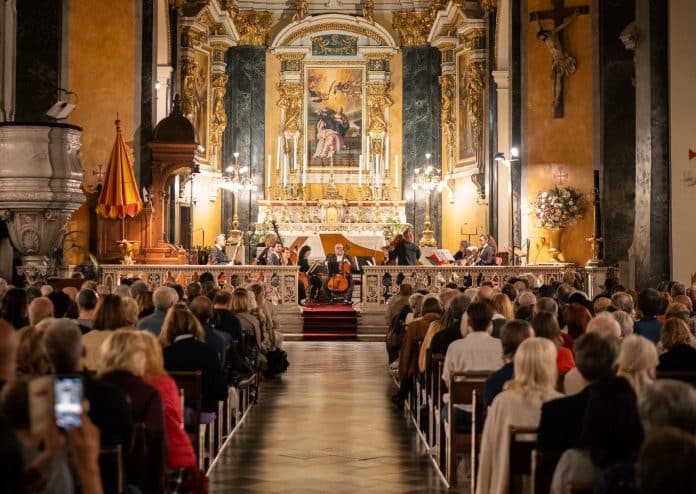 L'ensemble baroque de Nice dans la basilique de Nice avec du public.