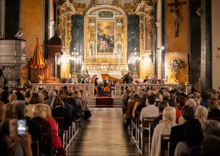 L'ensemble baroque de Nice dans la basilique de Nice avec du public.