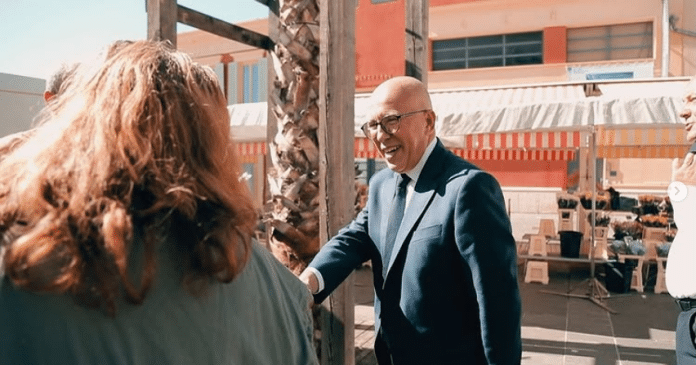 Eric Ciotti serre des mains sur le Cours Saleya de Nice.
