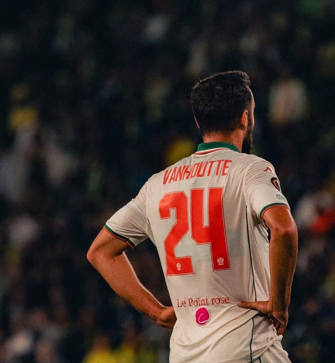 Le joueur de l'OGC Nice Charles Vanhoutte les mains sur les hanches après la défaite de son équipe en maillot blanc vert et rouge.