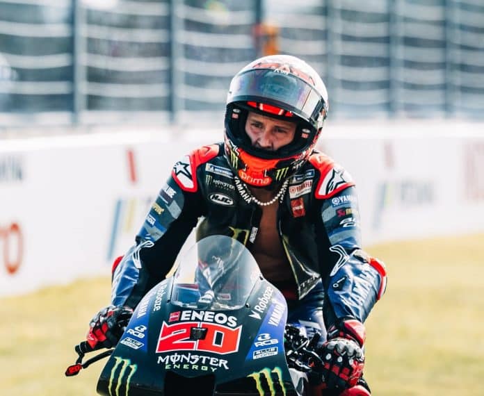 Le Niçois Fabio Quartararo dépité sur sa moto la combinaison ouverte.