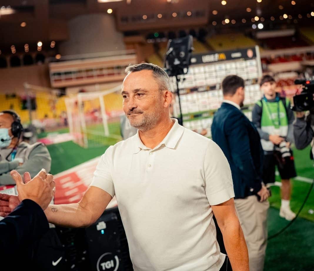 L'entraineur de l'OGC Nice Franck Haise salue des supporters.