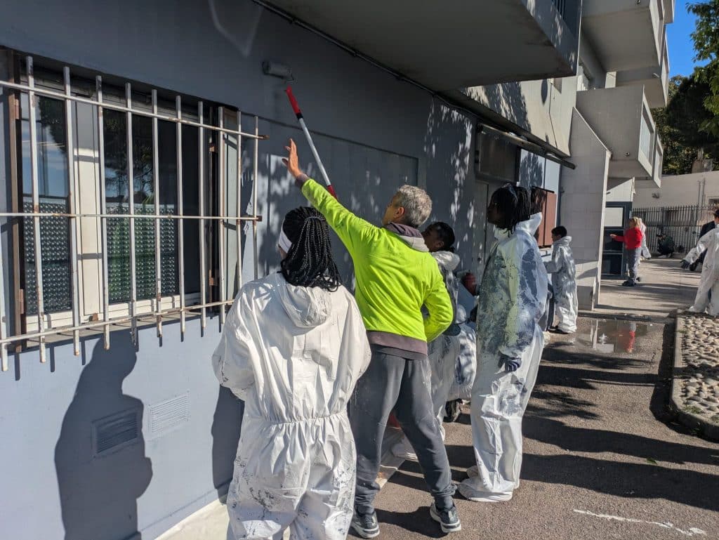 « C’est un exemple que l’on donne aux petits » : à Bon Voyage, les jeunes repeignent leur quartier avec fierté