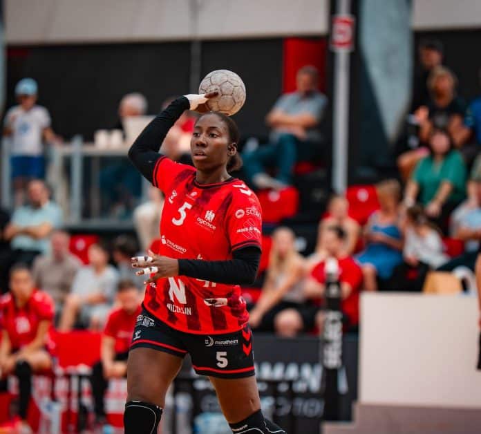 Dienaba Sy la joueuse de l'OGC Nice handball, ballon en main