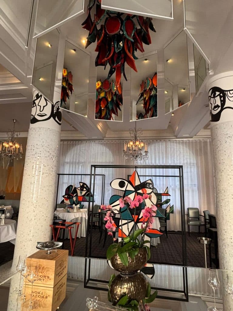 La décoration du restaurant La Passagère à Antibes avec des colonnes blanche et des fleures.