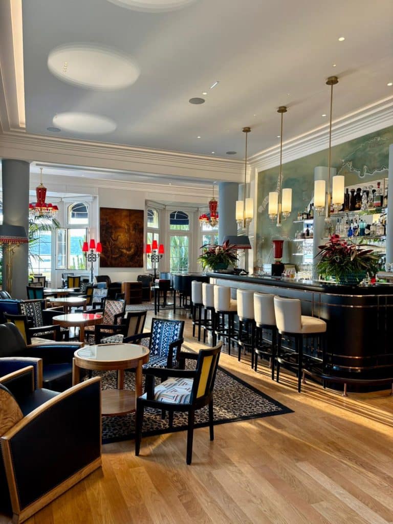 La salle du restaurant La Passagère avec une décoration très moderne noir et blanche et un comptoir/bar.