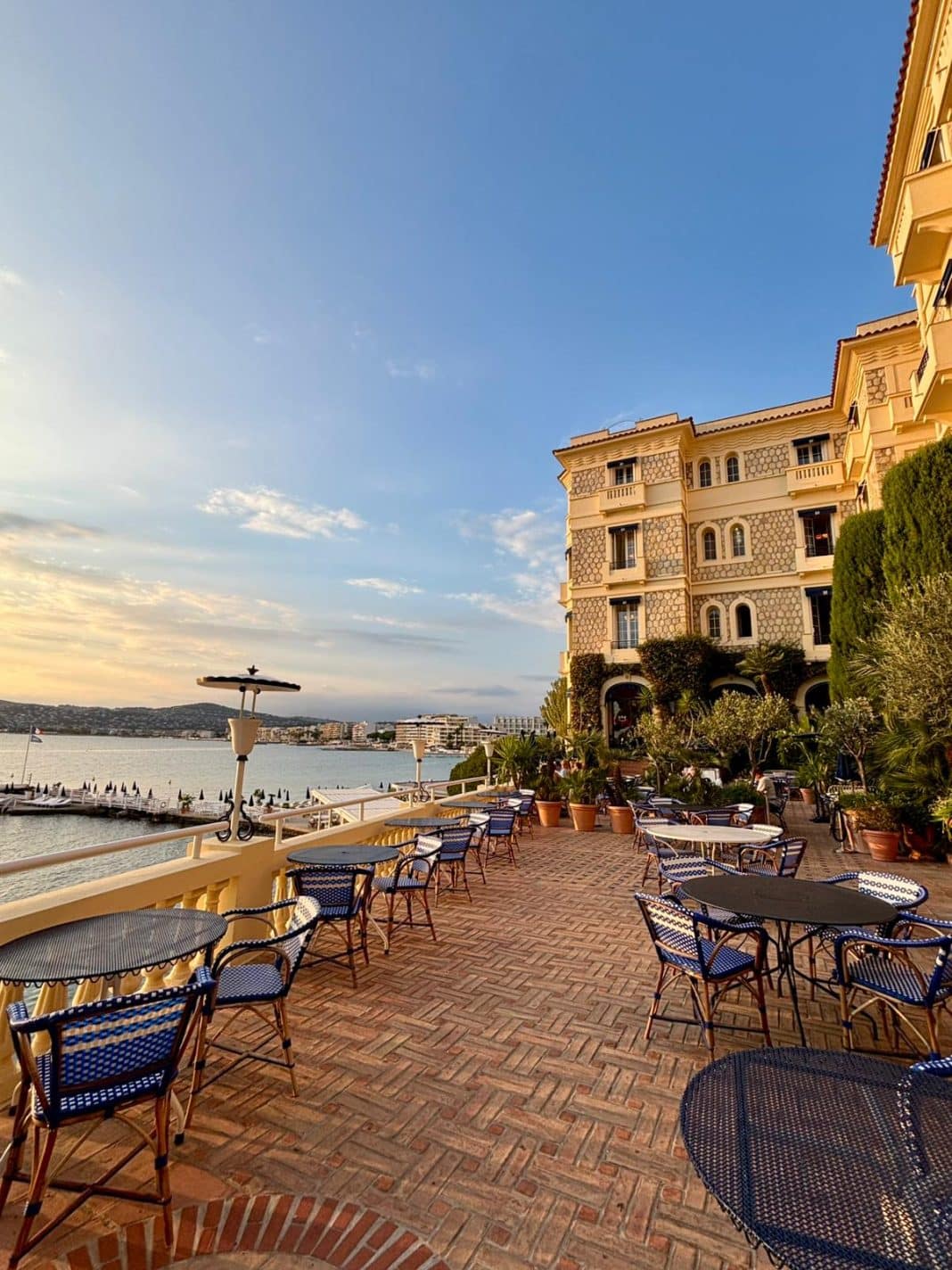 La vue de l'hôtel Les Belles Rives Restaurant La Passagère à Antibes avec vue sur la mer et une terrasse.