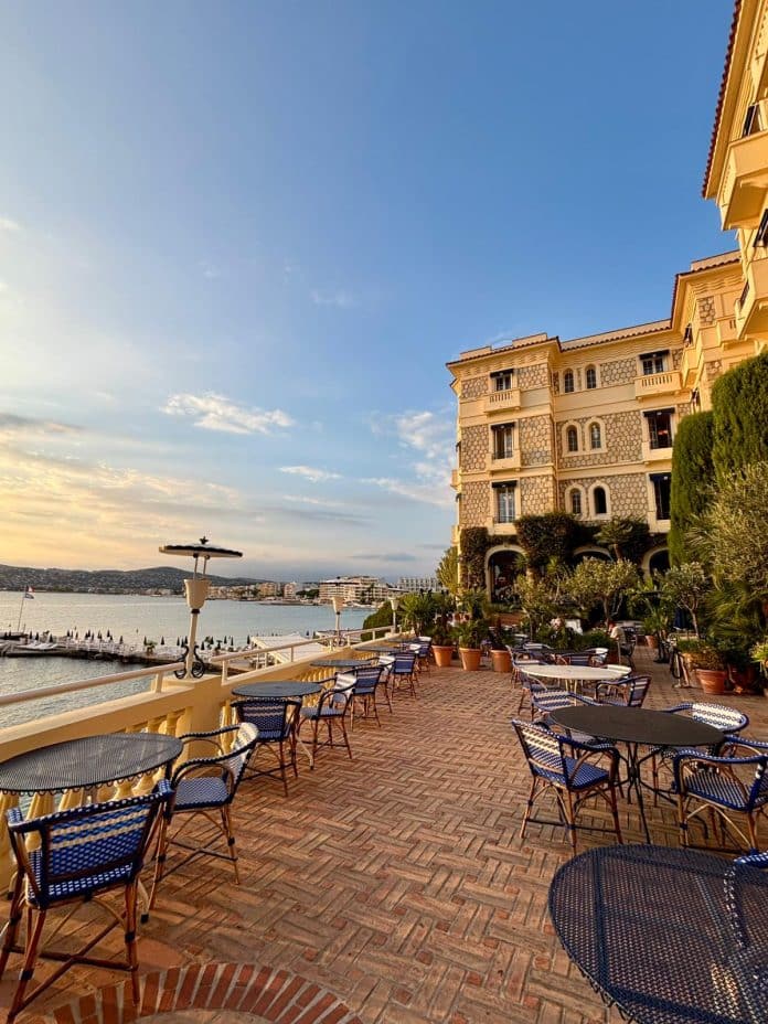 La vue de l'hôtel Les Belles Rives Restaurant La Passagère à Antibes avec vue sur la mer et une terrasse.