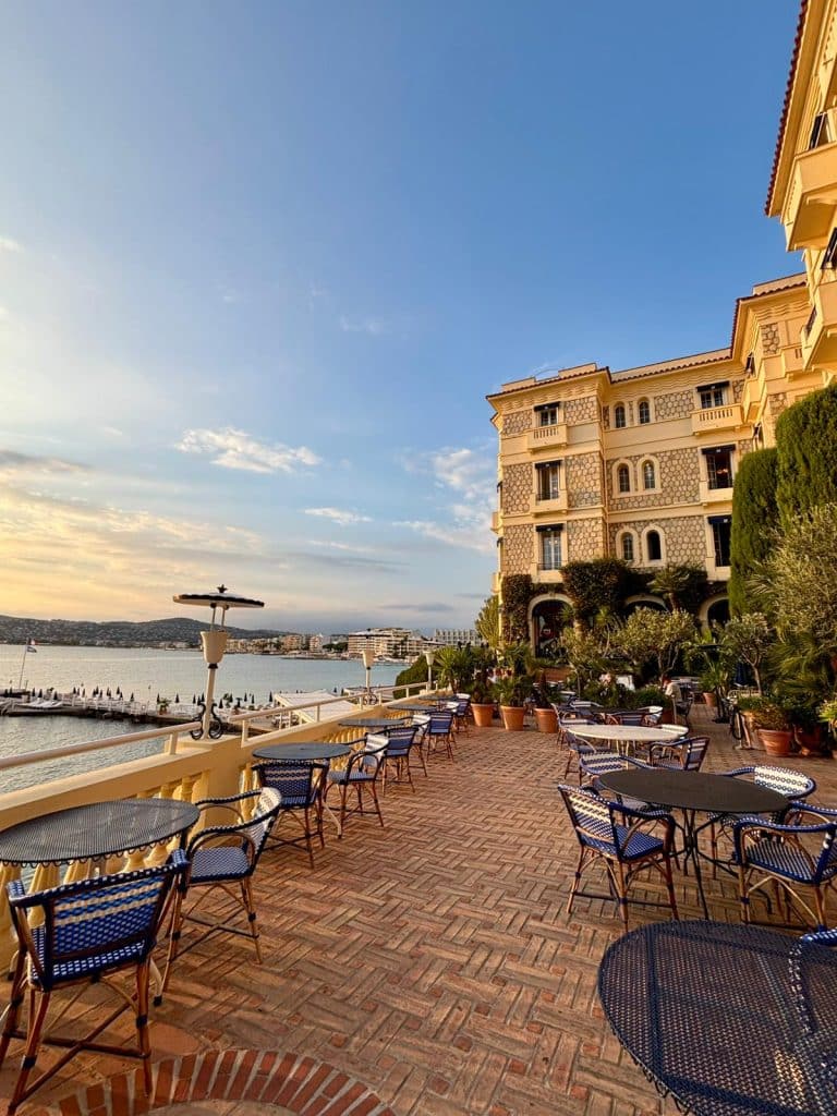 La vue de l'hôtel Les Belles Rives Restaurant La Passagère à Antibes avec vue sur la mer et une terrasse.