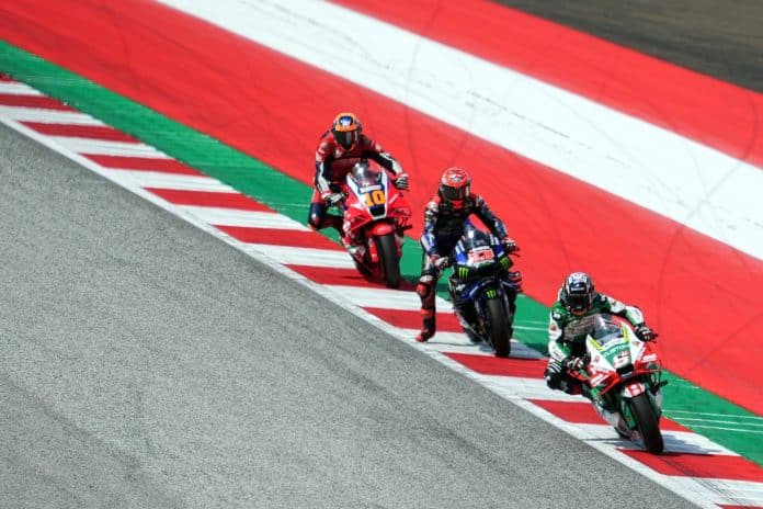 Johann Zarco devant Fabio Quartararo en course devant Lucas Marini.