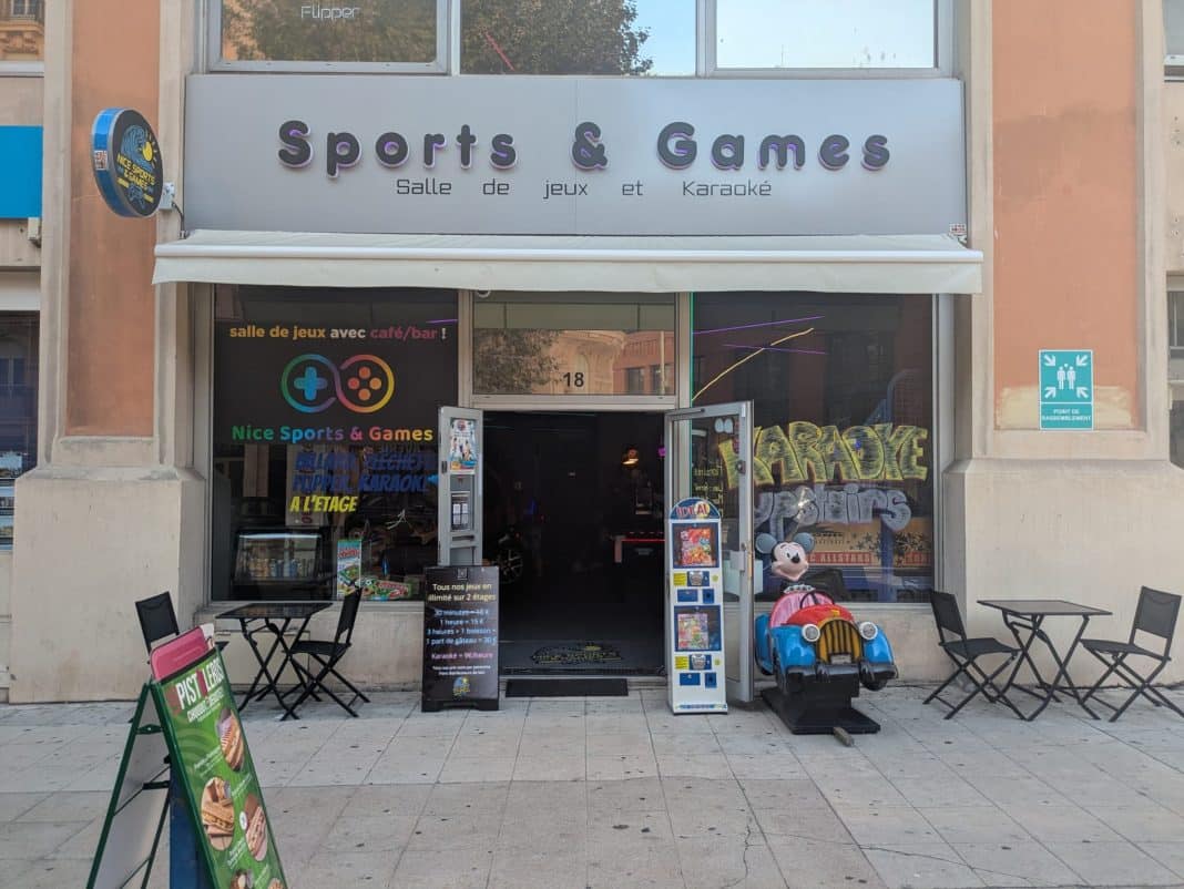 La devanture de Nice Spoets & Games avec desu tables en térasse sur l'avenue Thiers à Nice