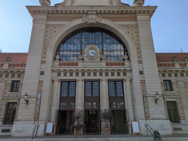 La façade de la gare du Sud, place de la Libération à Nice