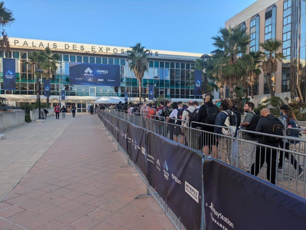 La file d'attente à l'entrée du Palais des Expositions à Nice à l'ouverture de l'EVO France 2025