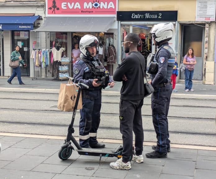 La police municipale verbalisant un usager de trottinette électrique pour avoir roulé sur la voie du tramway entre Garibaldi et République à Nice.