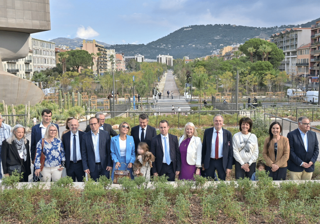 Les élus locaux avec Christian Estrosi, Laurent Hottiaux, Dominique Estrosi Sasonne, Anthony Borré, Gael Noffri, Renaud Muselier, Philippe Pradal et bien d'autres élus locaux devant l'extension de la Promenade du Paillon pleine d'arbres.