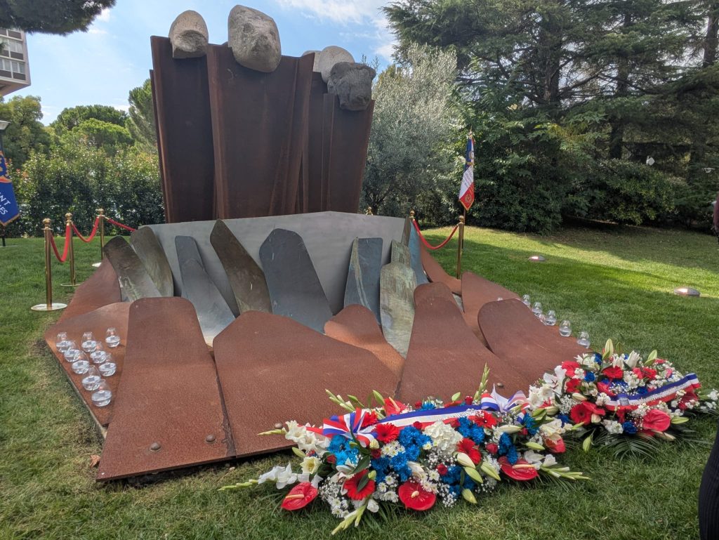 La sculpture Avenir rendant hommage aux victimes de la tempête Alex ainsi que les germes déposées