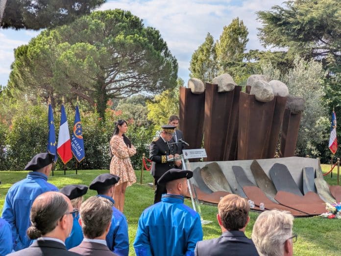 Laurent Hottiaux, Charles Ange Ginésy et Christelle d'Inforni lors de la cérémonie commémorative des 5 ans de la tempête Alex aux jardins du C.A.D.A.M le 2 octobre, devant la sculpture commémorative en hommage aux 18 victimes de la tempête