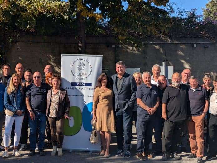 Le CDOS avec son président Manuel Dureuil au milieu, ainsi que Carine Papy, vice présidente au conseil du département et les comités et clubs de sports présents pour le bilan annuel du CDOS