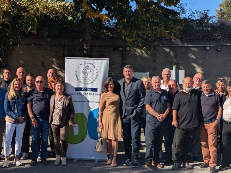 Le CDOS avec son président Manuel Dureuil au milieu, ainsi que Carine Papy, vice présidente au conseil du département et les comités et clubs de sports présents pour le bilan annuel du CDOS