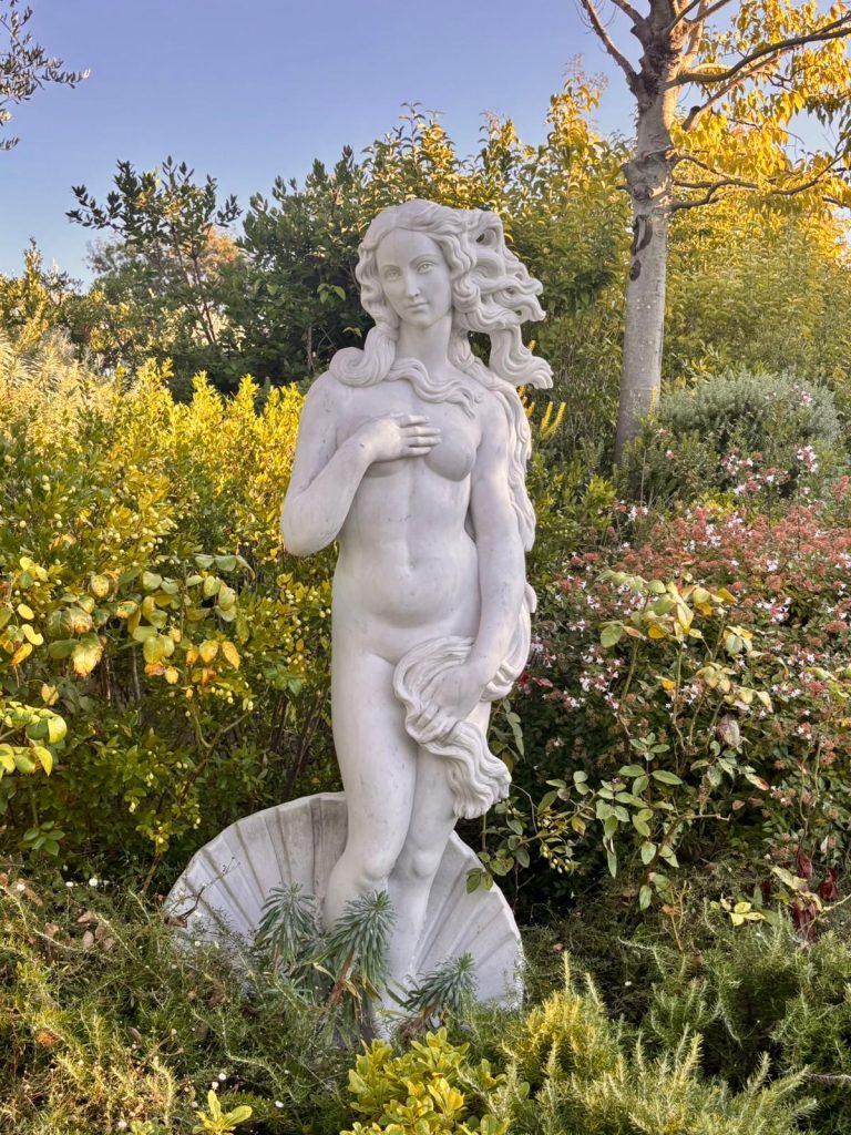 Une statut représentant une femme nue en pierre.