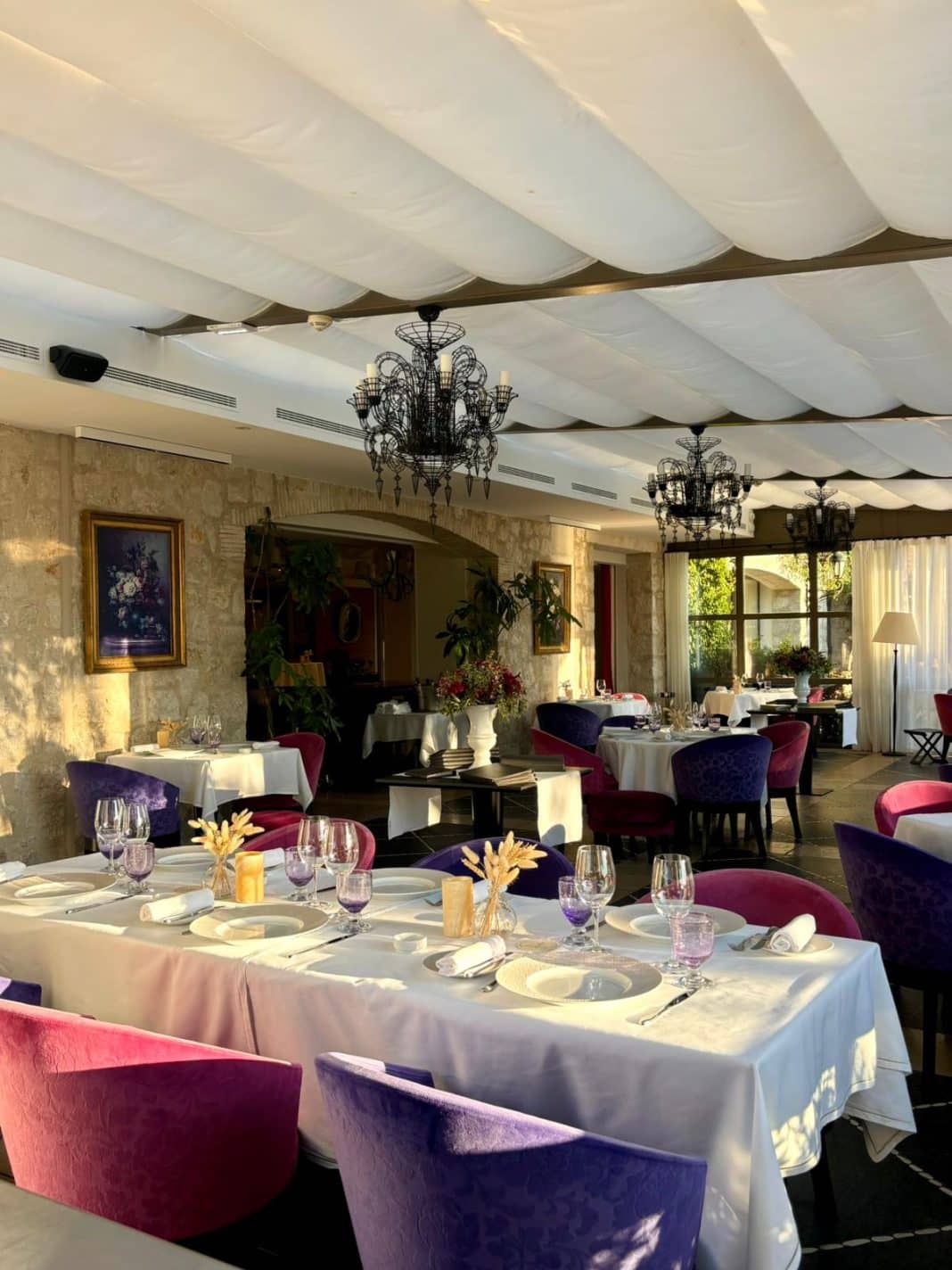 La salle intérieur du domaine Mas de Pierre / La Table de Pierre avec une belle verrière et un style très classique