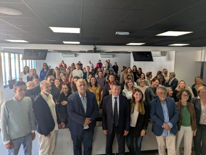 Le maire Christian Estrosi avec les responsables de l'école HETIS (Haute Ecole du Travail et de l'Intervention Sociale) avec son président Albert Marouani, son directeur générale, Philippe Fofana, la vice présidente du CCAS (Centre communual d'action sociale) de Nice Jennifer SALLES, posant avec les 80 étudiants venu participer à la visite et l'échange avec le maire