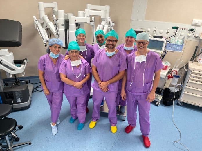 L'équipe du centre de l'obésité de la clinique du par impérial de Nice dirigé par le Professeur Antonio Ianelli et le Docteur Lionel Sébastianelli, avec dans le fond, le robot Davinci X 4ème génération
