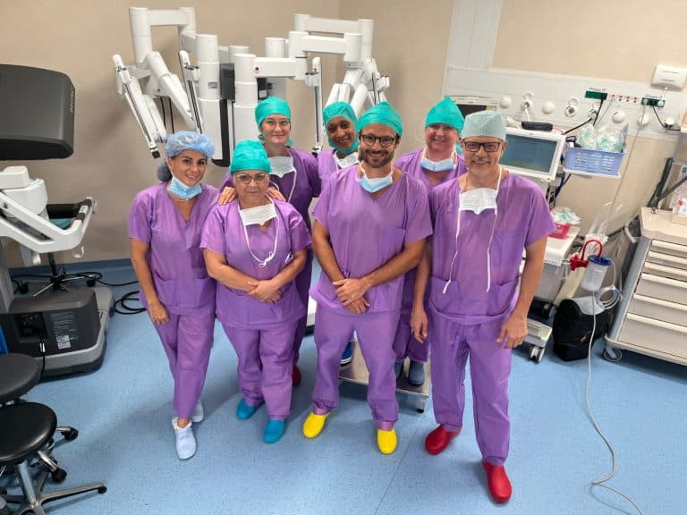 L'équipe du centre de l'obésité de la clinique du par impérial de Nice dirigé par le Professeur Antonio Ianelli et le Docteur Lionel Sébastianelli, avec dans le fond, le robot Davinci X 4ème génération