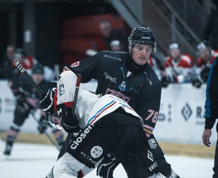 Les Aigles de Nice en difficulté sur la glace. Un joueur va au contact et perd le palet.