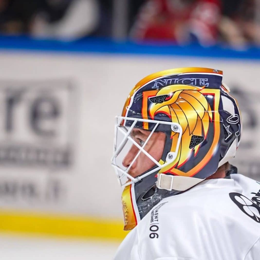Le gardien des Aigles de Nice Alexis Shank avec son casque Aigle en or concentré sur la glace.