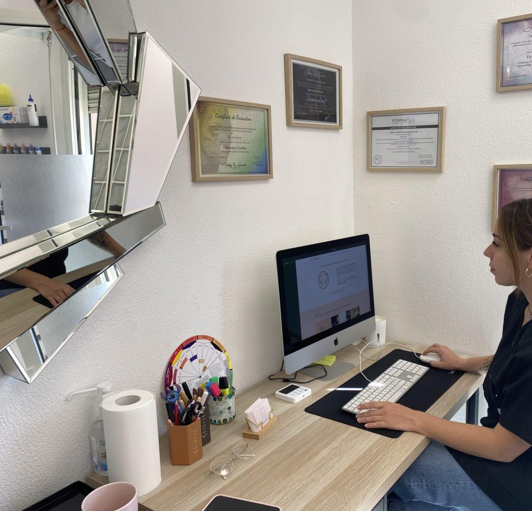 Oriane Garcia, infirmière et praticienne en dermopigmantation réparatrice, à son bureau.