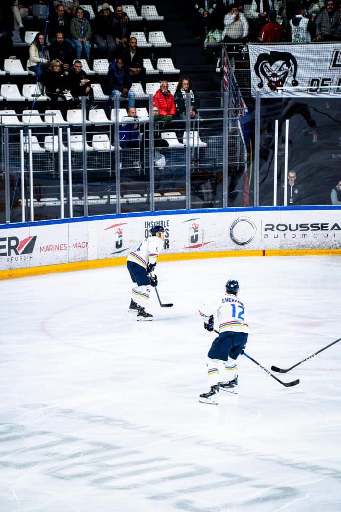 Les hockeyeurs de Nice sur la glace.